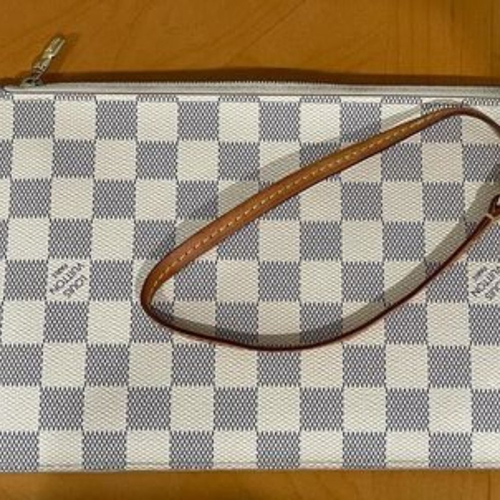 LOUIS VUITTON POCHETTE